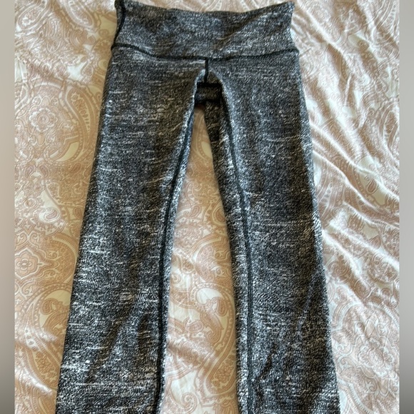 Women’s Lululemon wunder under leggings in heathered black size 2 - Picture 2 of 3
